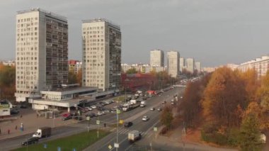 Moskova, Rusya - Ekim 20. 2018. Zelenograd merkezi cadde üzerinde uçuş