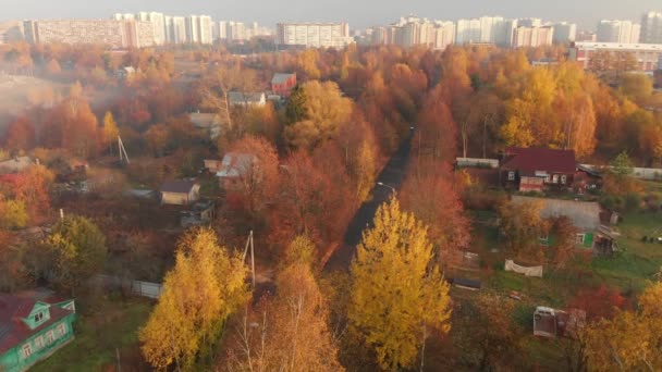 Avance sobre a aldeia perto da cidade na Rússia — Vídeo de Stock
