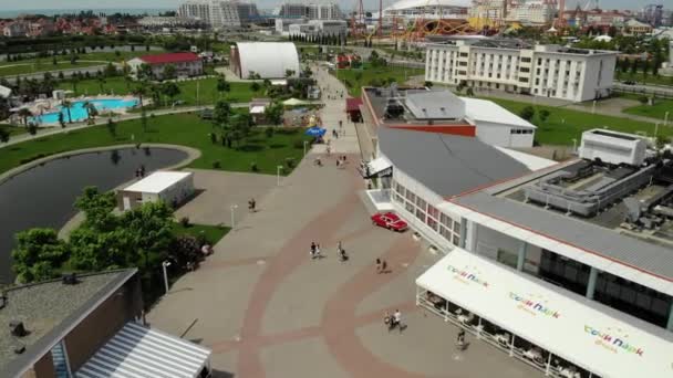 Sochi, Rusland - 31 mei. 2018 vlucht boven Sotsji Park Hotel in Adler — Stockvideo