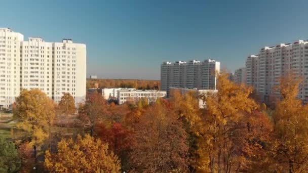 En gyllene höst i Moskva i Ryssland — Stockvideo