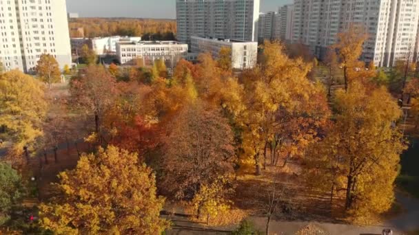 Moskau, Russland - 17. Oktober. Goldener Herbst 2018 im Landkreis Zelenograd — Stockvideo