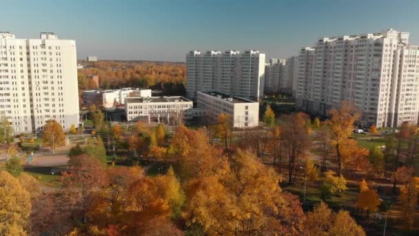 Mosca, Russia - 17 ottobre. Autunno d'oro 2018 nel distretto amministrativo di Zelenograd — Video Stock