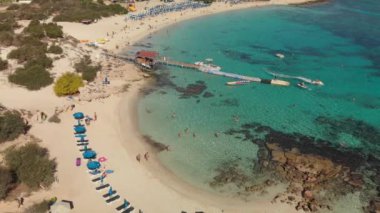 Ayia Napa, Kıbrıs - 1 Kasım. 2018. Makronissos Beach Resort üzerinde uçuş