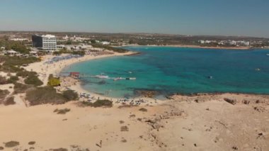 Ayia Napa, Kıbrıs - 1 Kasım. 2018. Makronissos Beach Resort üzerinde uçuş
