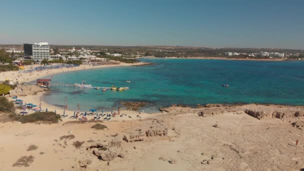 Ayia Napa, Chipre - 1 de noviembre. 2018. Vista desde arriba en Makronissos Beach Resort — Vídeo de stock