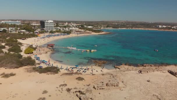 Ayia Napa, Chipre - 1 de noviembre. 2018. Vista desde arriba en Makronissos Beach Resort — Vídeo de stock