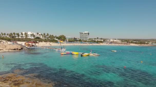 Ajia Napa, Cypr - 1 listopada. 2018. wznieść się ponad na Makronissos Beach Resort — Wideo stockowe
