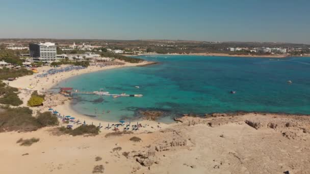 Ayia Napa, Chipre - 1 de noviembre. 2018. Vuelo sobre Makronissos Beach Resort — Vídeo de stock