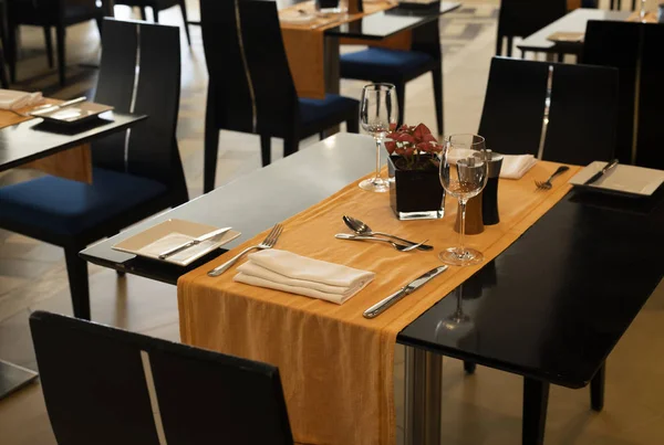Frammento di interno in ristorante con tavoli — Foto Stock