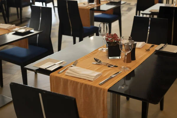 Frammento di interno in ristorante con tavoli — Foto Stock