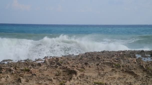 Golven van de Middellandse Zee in de buurt van de rotsachtige kust — Stockvideo