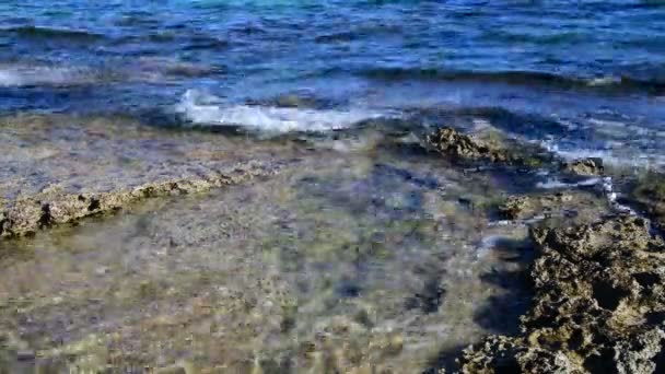 Costa Rochosa do Mar Mediterrâneo perto da ilha de Chipre — Vídeo de Stock