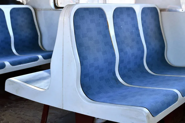 Viejos asientos de plástico azul en un tren suburbano en Moscú, Rusia —  Fotos de Stock