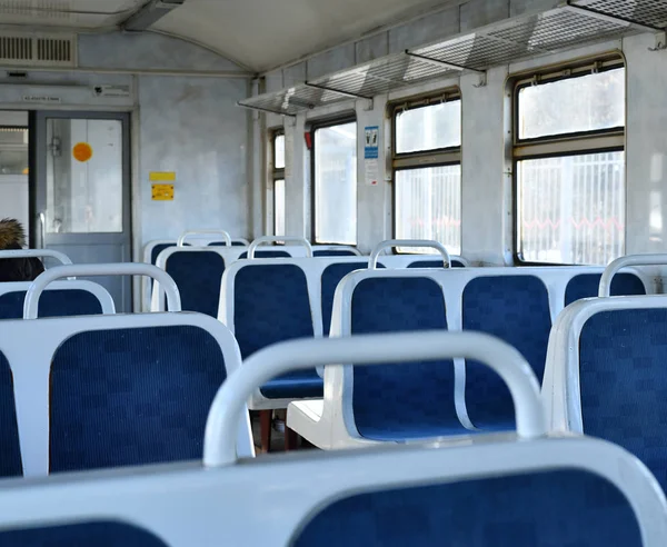 Viejos asientos de plástico azul en un tren suburbano en Moscú, Rusia —  Fotos de Stock