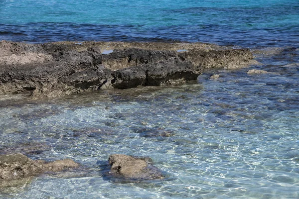 Fragment morza z piasku i kamieni. Cypr — Zdjęcie stockowe