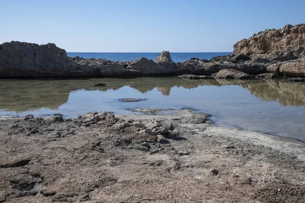 Kusten av ön Cypern med stenar — Stockfoto