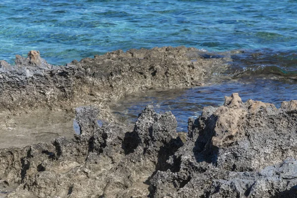 Фрагмент каменного побережья и воды Средиземноморья. Кипр — стоковое фото