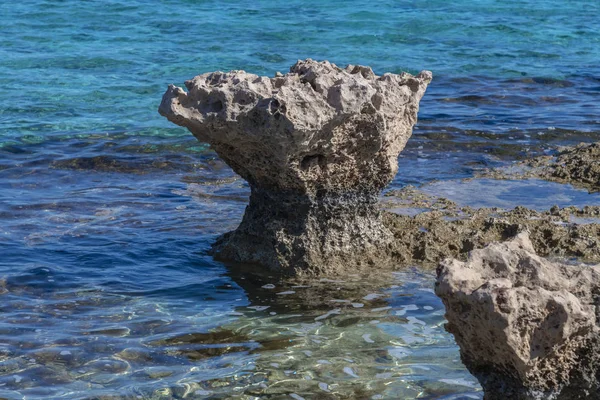 Stone wystaje nad powierzchnią morza, Cypr — Zdjęcie stockowe