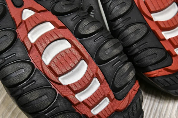 De zool van de schoenen rood en zwart rubber — Stockfoto