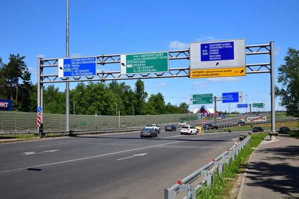 Moscou, Rússia - 27 de maio de 2018. Sinais rodoviários à saída de Zelenograd — Fotografia de Stock