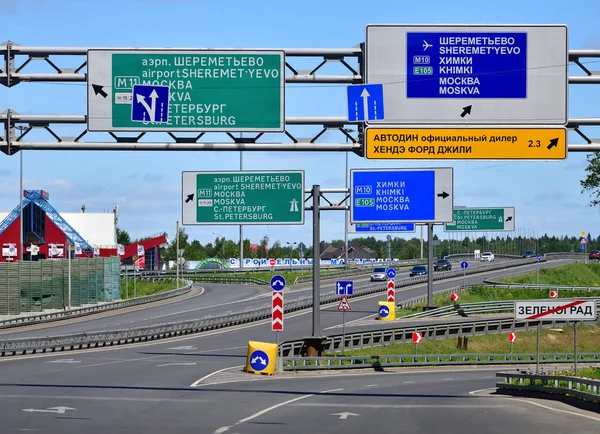 Moscou, Rússia - 27 de maio de 2018. Sinais rodoviários à saída de Zelenograd — Fotografia de Stock