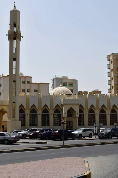 Ajman, Emiratos Árabes Unidos - 6 de abril. 2018. aparcamiento frente a la mezquita — Foto de Stock