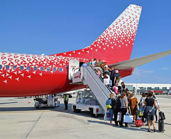 Larnaca, Chipre - 6 de novembro. 2018. Passageiros entram no avião através da porta na cauda. Rossiya companhia aérea — Fotografia de Stock