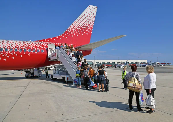 Larnaca, Chipre - 6 de novembro. 2018. Passageiros entram no avião através da porta na cauda. Rossiya companhia aérea — Fotografia de Stock