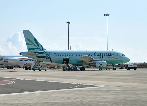 Ларнака, Кипр - 6 ноября. 2018 год. Самолеты Tus Airways и Cyprus Airways в аэропорту — стоковое фото