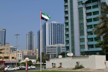 Ajman, Birleşik Arap Emirlikleri - 6 Nisan. 2018. şehir merkezinde meydanında ulusal bayrak