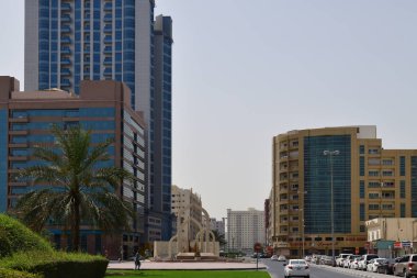 Ajman, Birleşik Arap Emirlikleri - 6 Nisan. 2018. Şeyh Raşid Bin Humaid Street Yaylası girişindeki nitelikli anıt
