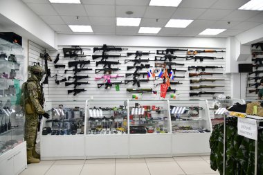 Sochi, Rusya Federasyonu - 2 Haziran. 2018. askeri-spor girişine Sprut Sun City alışveriş merkezinde alışveriş