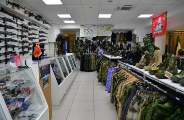 Sochi, Rusya Federasyonu - 2 Haziran. 2018. askeri-spor girişine Sprut Sun City alışveriş merkezinde alışveriş