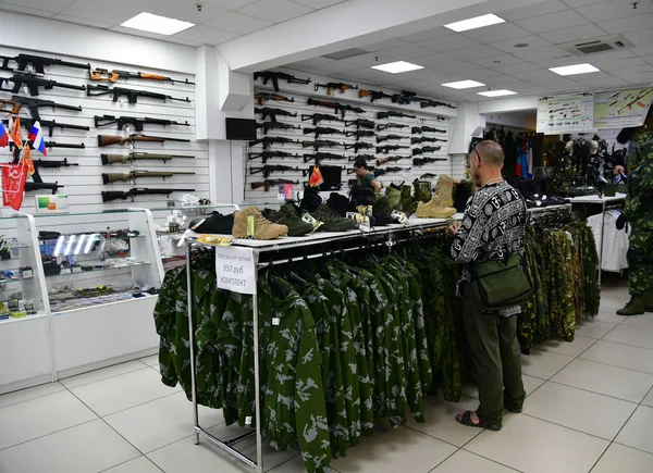 Sochi, Rusya Federasyonu - 2 Haziran. 2018. askeri-spor girişine Sprut Sun City alışveriş merkezinde alışveriş