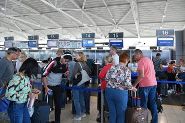 Larnaca, Kıbrıs - 6 Kasım. 2018. yolculardan iade Havaalanı binasının sayaçları