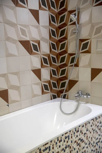 Фрагмент ванной комнаты с миксером — стоковое фото