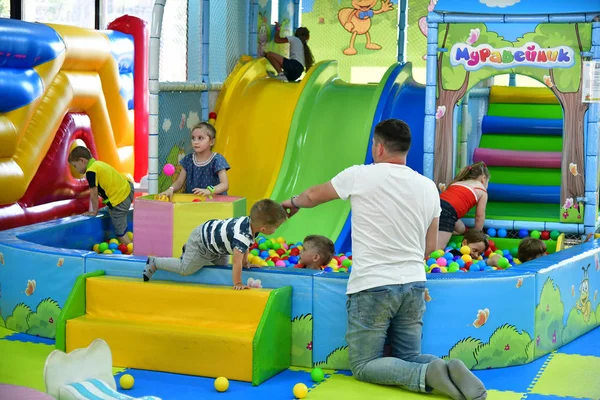 Сочи, Россия - 2 июня. 2018. дети играют в супермаркете Sun City — стоковое фото