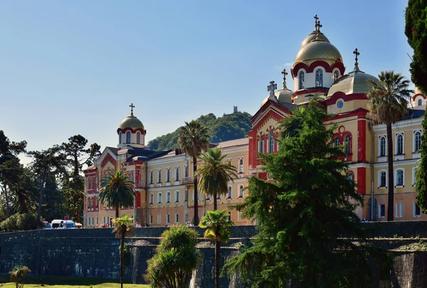 New Athos, Abkhazia - 3 giugno. 2018. Monastero ortodosso nella città di New Athos — Foto Stock
