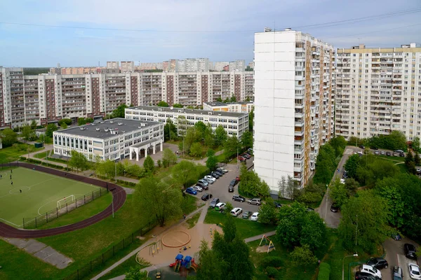 Stadtlandschaft mit Schule und Fußballplatz im Sommer in Moskau, Russland — Stockfoto