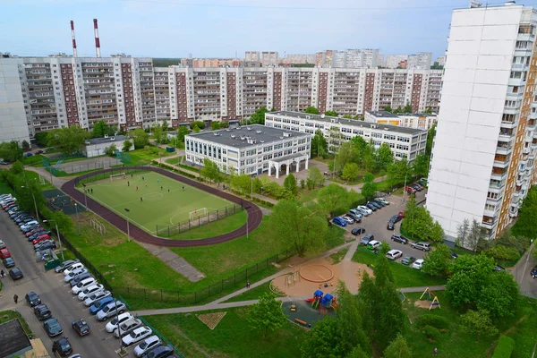 Paisagem da cidade com escola e campo de futebol no verão em Moscou, Rússia — Fotografia de Stock