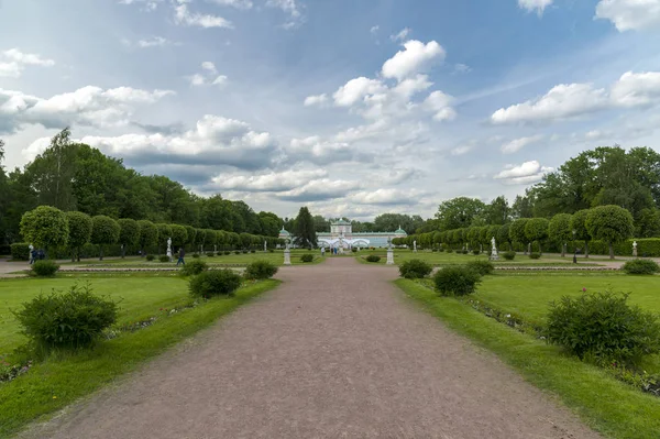 Moscow, Rusya Federasyonu-6 Haziran 2016. Düzenli Fransız park Emlak Kuskovo