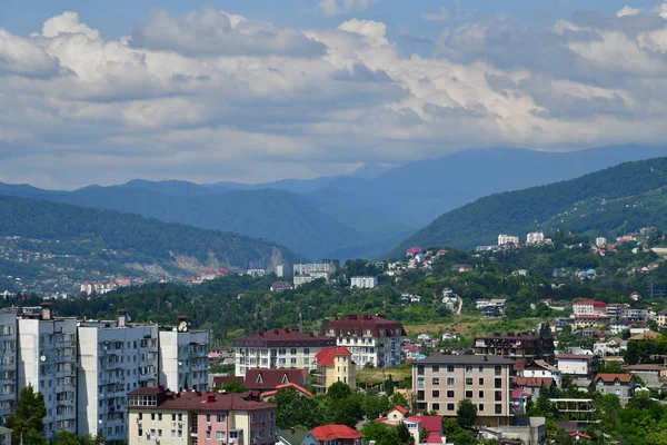 Sochi şehir görünümünü arka planda dağların, Rusya Federasyonu