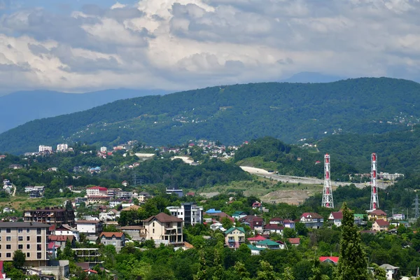 Sochi şehir görünümünü arka planda dağların, Rusya Federasyonu
