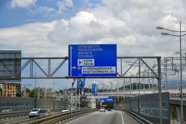 Soçi, Rusya - 2 Haziran 2018. yol A-147 bir yol işareti yönü ile Havalimanı ve merkezi Sochi