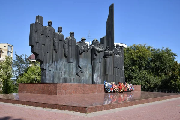 Voronezh, russland - 23. August. 2018. Gedenkkomplex auf dem Platz des Sieges zur Erinnerung an den Zweiten Weltkrieg, Bildhauer f. Suschkow — Stockfoto