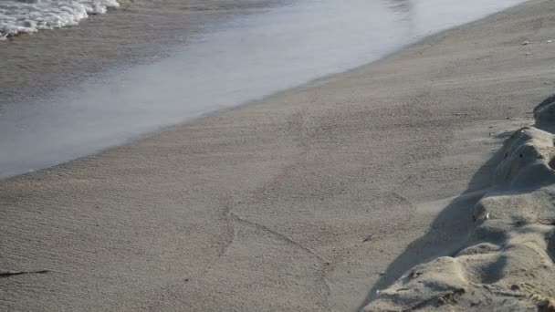 Olas de mar en la arena, Chipre — Vídeos de Stock