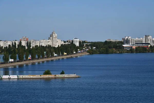 Voronej, Russie - 23 août. 2018. Vue du pont Chernavsky sur la rivière — Photo
