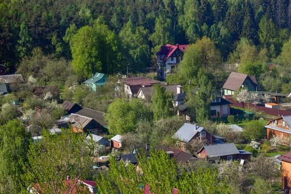 Byn omges av träd i Moskva-regionen i Ryssland — Stockfoto