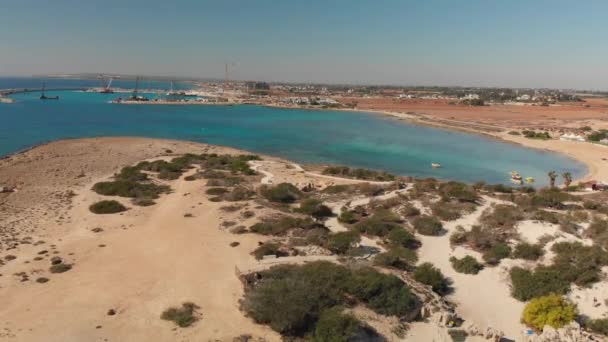 Ayia Napa, Cyprus - 1 November. 2018. de bouw van een zeehaven langs de kust — Stockvideo