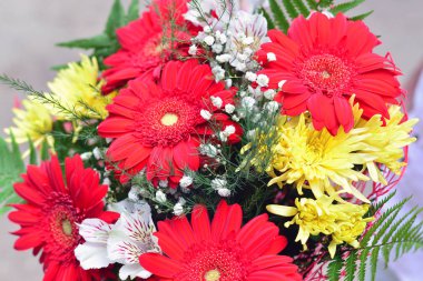 Sarı Krizantem, Kırmızı gerbera buketi